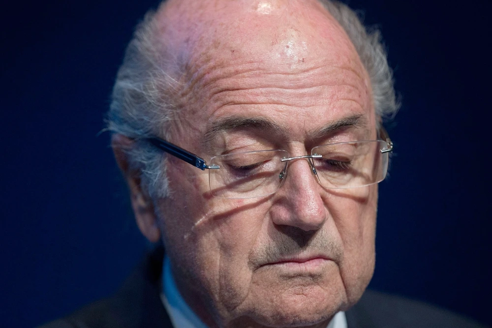 Зепп Блаттер дивиться вниз під час прес-конференції в штаб-квартирі ФІФА в Цюриху