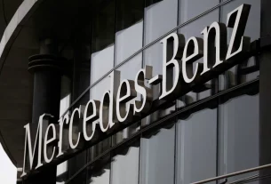 логотип Мерседес Бенс на автосолоні