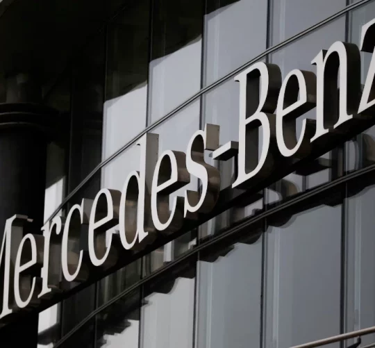 логотип Мерседес Бенс на автосолоні