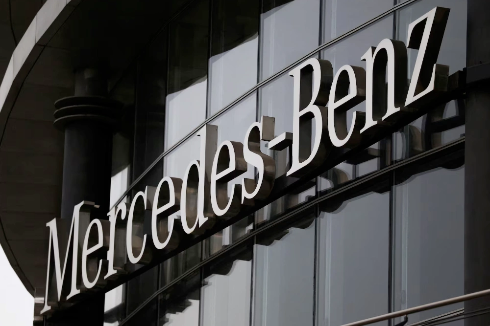 логотип Мерседес Бенс на автосолоні