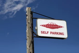 на стовбі повідомлення що тут парковка НЛО