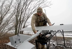 Військовослужбовець 66-ї окремої механізованої бригади імені князя Мстислава Хороброго готується до запуску безпілотного літального апарата середньої дальності «Дартс»