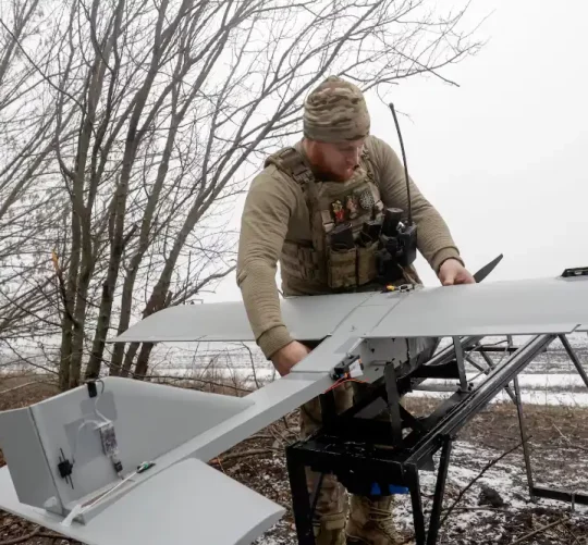 Військовослужбовець 66-ї окремої механізованої бригади імені князя Мстислава Хороброго готується до запуску безпілотного літального апарата середньої дальності «Дартс»
