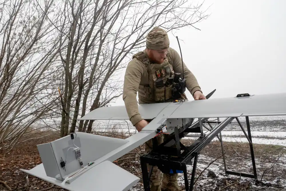 Військовослужбовець 66-ї окремої механізованої бригади імені князя Мстислава Хороброго готується до запуску безпілотного літального апарата середньої дальності «Дартс»