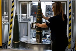 жінка на американському оборонному виробництві