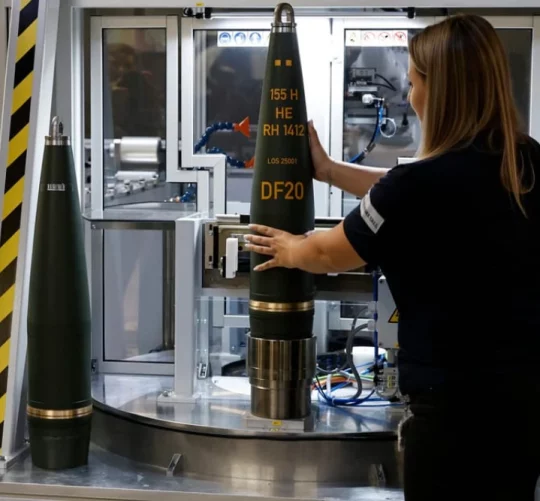 жінка на американському оборонному виробництві