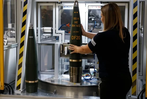 жінка на американському оборонному виробництві