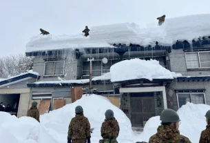 Японські військовослужбовці виконують роботи зі снігоприбирання в місті префектури Аоморі