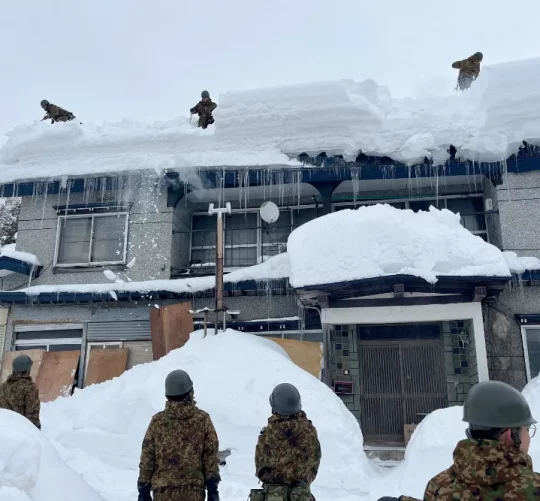 Японські військовослужбовці виконують роботи зі снігоприбирання в місті префектури Аоморі