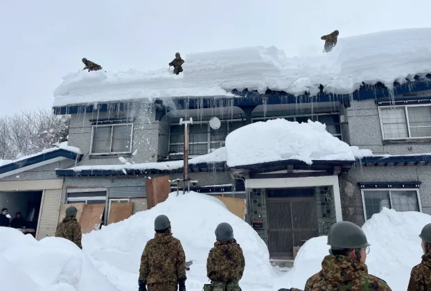 Японські військовослужбовці виконують роботи зі снігоприбирання в місті префектури Аоморі