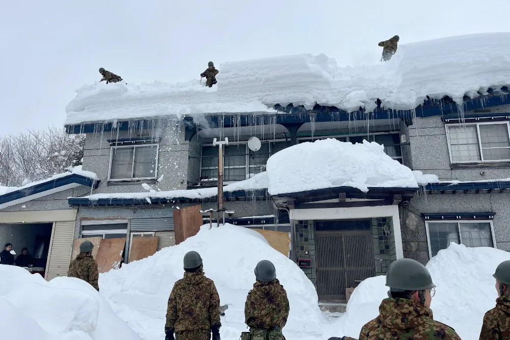 Японські військовослужбовці виконують роботи зі снігоприбирання в місті префектури Аоморі