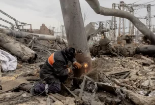 Ремонтні роботи після російської атаки на теплоелектроцентраль у Києві, 4 лютого.