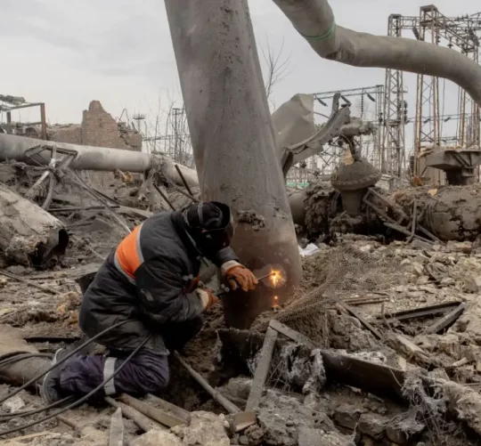 Ремонтні роботи після російської атаки на теплоелектроцентраль у Києві, 4 лютого.