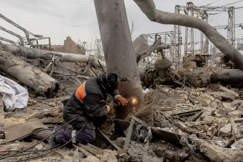 Ремонтні роботи після російської атаки на теплоелектроцентраль у Києві, 4 лютого.