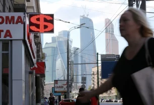 Хмарочоси в діловому районі «Москва-Сіті» за обмінним пунктом іноземної валюти в Москві