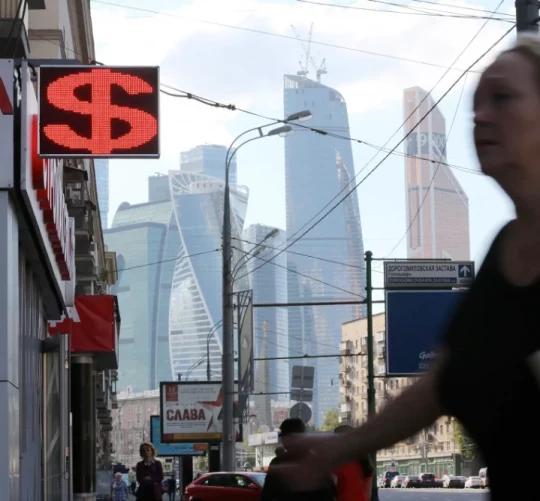 Хмарочоси в діловому районі «Москва-Сіті» за обмінним пунктом іноземної валюти в Москві