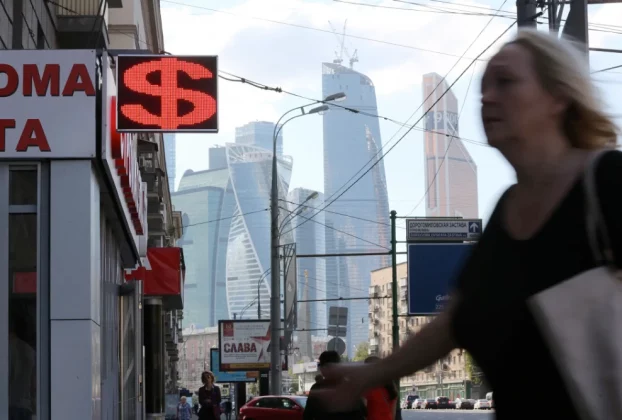 Хмарочоси в діловому районі «Москва-Сіті» за обмінним пунктом іноземної валюти в Москві