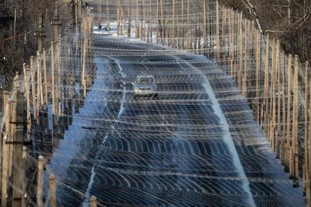 Протидронова сітка поблизу лінії фронту в Ізюмі, Україна, 22 лютого