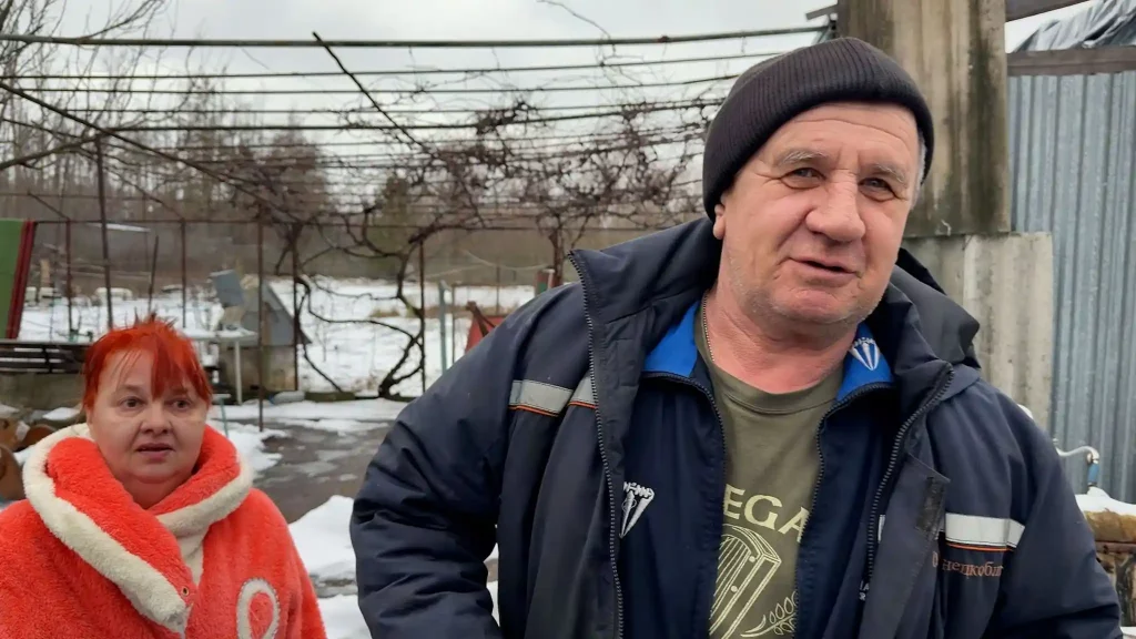 Олександр та його дружина залишаються, бо не можуть дозволити собі переїзд