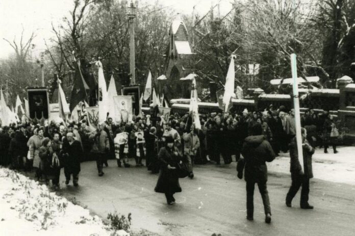 Поховальна процесія на Байковому кладовищі 19 листопада 1989 р