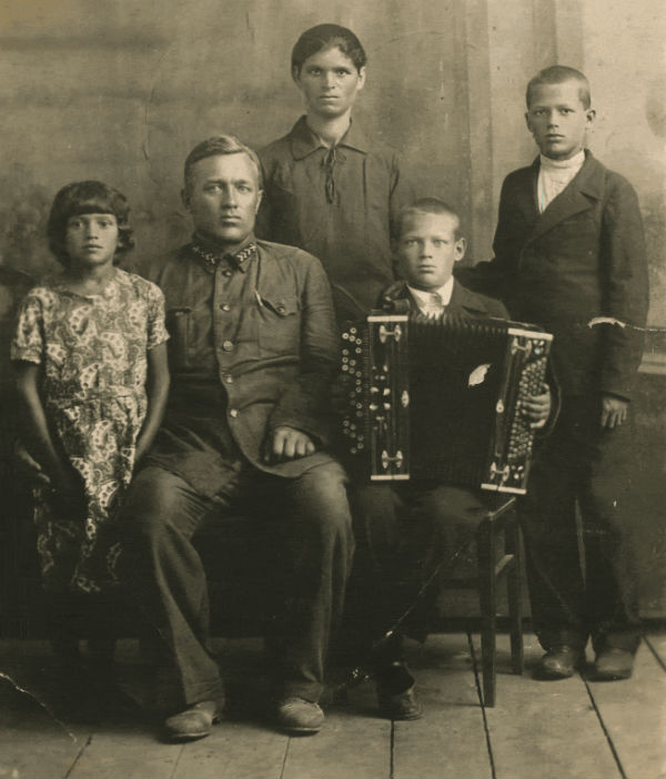 Родина Тихих перед війною сестра Зіна, батько Іван Петрович, мати Марія Кіндратівна, Олекса з баяном, брат Микола