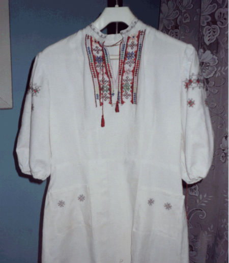 Сорочка, вишита мамою донецького українця Олекси Тихого