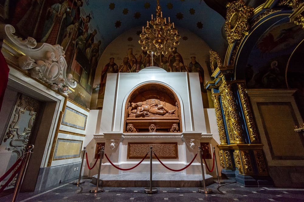 Відновлений надгробок князя Костянтина Івановича Острозького