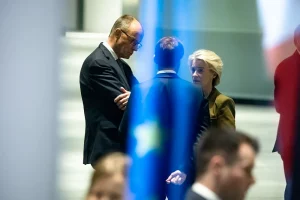 Канцлер Німеччини Фрідріх Мерц розмовляє з президентом Франції Еммануелем Макроном та президентом Європейської комісії Урсулою фон дер Ляєн у Берліні 15 грудня 2025 року