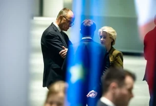 Канцлер Німеччини Фрідріх Мерц розмовляє з президентом Франції Еммануелем Макроном та президентом Європейської комісії Урсулою фон дер Ляєн у Берліні 15 грудня 2025 року