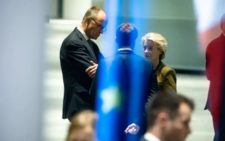 Канцлер Німеччини Фрідріх Мерц розмовляє з президентом Франції Еммануелем Макроном та президентом Європейської комісії Урсулою фон дер Ляєн у Берліні 15 грудня 2025 року