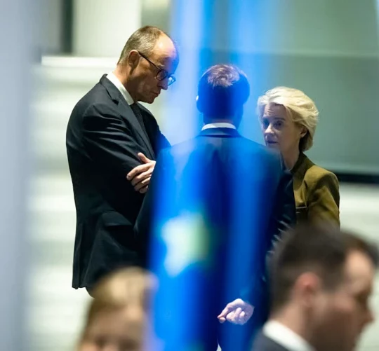 Канцлер Німеччини Фрідріх Мерц розмовляє з президентом Франції Еммануелем Макроном та президентом Європейської комісії Урсулою фон дер Ляєн у Берліні 15 грудня 2025 року