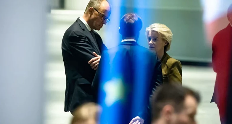 Канцлер Німеччини Фрідріх Мерц розмовляє з президентом Франції Еммануелем Макроном та президентом Європейської комісії Урсулою фон дер Ляєн у Берліні 15 грудня 2025 року