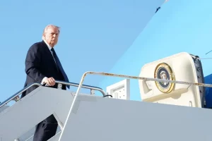 Дональ Трамп заходить на борт літака