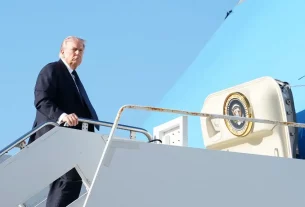 Дональ Трамп заходить на борт літака