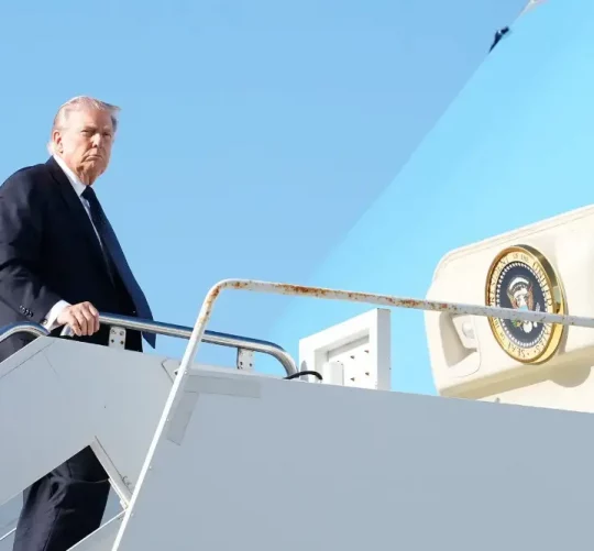 Дональ Трамп заходить на борт літака