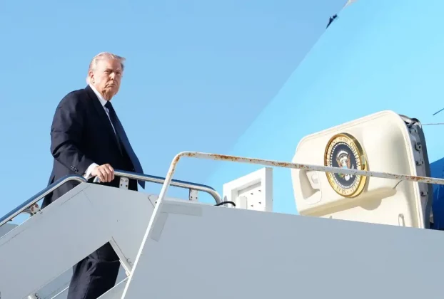 Дональ Трамп заходить на борт літака