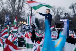 Петер Мадяр під час загальних виборів у Будапешті 15 березня