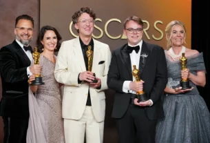 Радован Сібрт зліва направо, Альжбета Караскова, Девід Боренштейн, Павло Таланкін і Гелле Фабер, лауреати нагороди за документальний художній фільм за «Пан Ніхто проти Путіна», позують у прес-залі церемонії церемонії «Оскар» у неділю, 15 березня 2026 року, у театрі Dolby в Лос-Анджелесі.