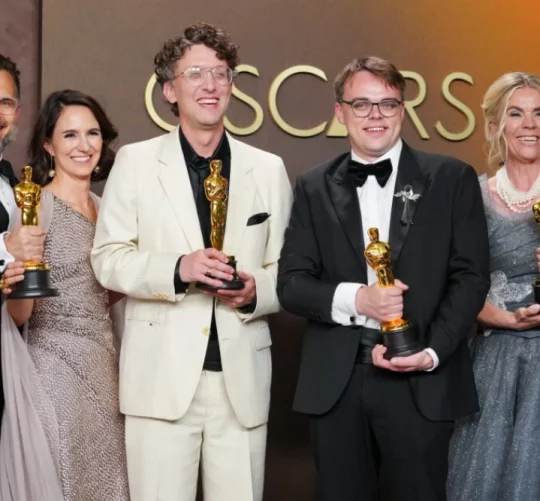 Радован Сібрт зліва направо, Альжбета Караскова, Девід Боренштейн, Павло Таланкін і Гелле Фабер, лауреати нагороди за документальний художній фільм за «Пан Ніхто проти Путіна», позують у прес-залі церемонії церемонії «Оскар» у неділю, 15 березня 2026 року, у театрі Dolby в Лос-Анджелесі.