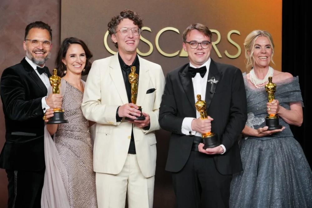 Радован Сібрт зліва направо, Альжбета Караскова, Девід Боренштейн, Павло Таланкін і Гелле Фабер, лауреати нагороди за документальний художній фільм за «Пан Ніхто проти Путіна», позують у прес-залі церемонії церемонії «Оскар» у неділю, 15 березня 2026 року, у театрі Dolby в Лос-Анджелесі.