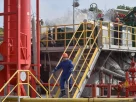 Працівники працюють на газовій свердловині української державної енергетичної компанії «Нафтогаз», поки атака Росії на Україну триває, у Львівській області