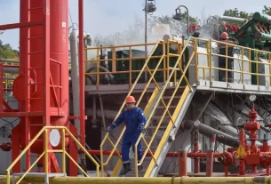 Працівники працюють на газовій свердловині української державної енергетичної компанії «Нафтогаз», поки атака Росії на Україну триває, у Львівській області