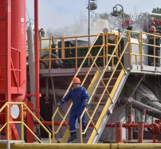 Працівники працюють на газовій свердловині української державної енергетичної компанії «Нафтогаз», поки атака Росії на Україну триває, у Львівській області