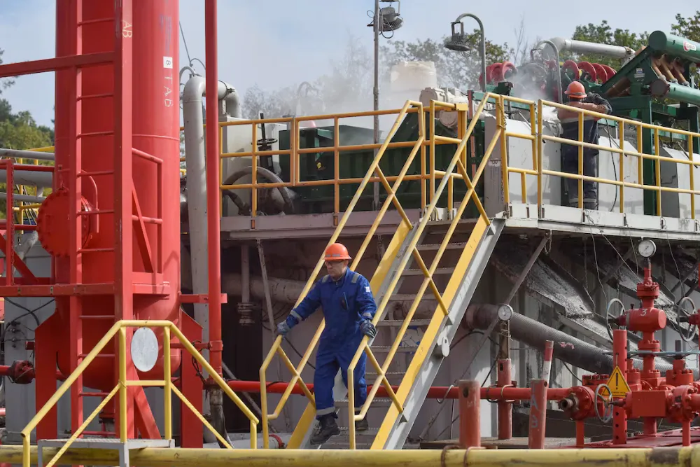 Працівники працюють на газовій свердловині української державної енергетичної компанії «Нафтогаз», поки атака Росії на Україну триває, у Львівській області