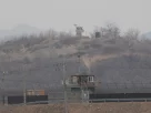 Північнокорейський військовий пост (вгорі) і південнокорейський пост (внизу) видно з міста Паджу, Південна Корея, поблизу кордону з Північною Кореєю, четвер, 26 лютого 2026 року