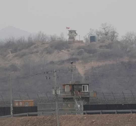 Північнокорейський військовий пост (вгорі) і південнокорейський пост (внизу) видно з міста Паджу, Південна Корея, поблизу кордону з Північною Кореєю, четвер, 26 лютого 2026 року
