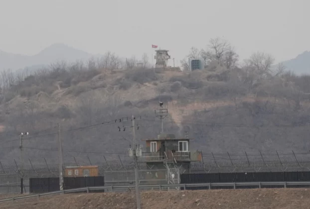 Північнокорейський військовий пост (вгорі) і південнокорейський пост (внизу) видно з міста Паджу, Південна Корея, поблизу кордону з Північною Кореєю, четвер, 26 лютого 2026 року