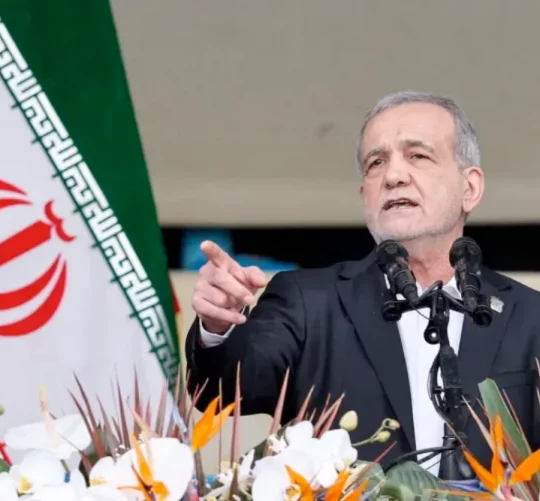 У неділю вранці, коли атаки по всій Перській затоці продовжуються, Пезешкіан заявив, що його суботні зауваження були неправильно витлумачені «ворогом, який прагне посіяти розбрат із сусідами»