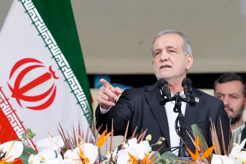 У неділю вранці, коли атаки по всій Перській затоці продовжуються, Пезешкіан заявив, що його суботні зауваження були неправильно витлумачені «ворогом, який прагне посіяти розбрат із сусідами»