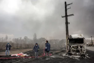 Члени цивільної оборони біля зруйнованого паливного танкера після нічного авіаудару по нафтопереробному заводу Шахран у Тегерані, березень